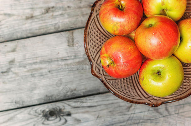木制<strong>桌子上水果</strong>装饰花瓶里的新鲜苹果