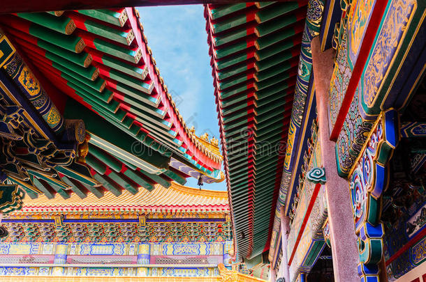 中国寺庙五颜六色的屋顶，公共寺庙