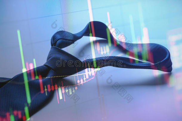 蓝色领带起飞与股票图形屏幕覆盖背景。