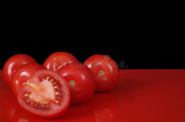 红色桌子上的新<strong>鲜红</strong>色罗马西红柿和黑色背景，复制