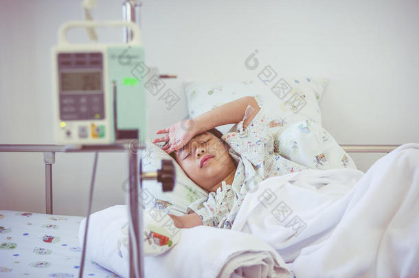 亚洲男孩在病床上睡觉，用输液泵<strong>静脉注射静脉注射</strong>