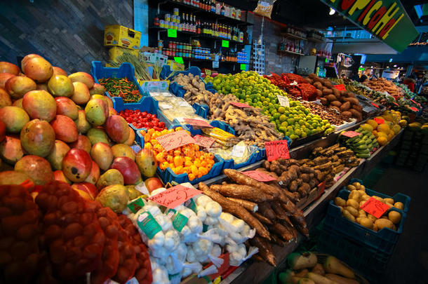 鹿特丹市场大厅的水果店