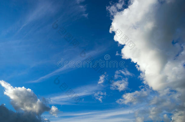 蓝天，羽毛和积云。