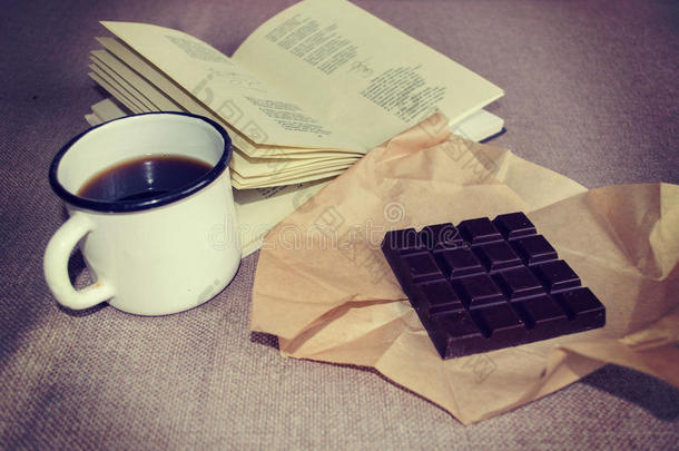 黑巧克力吧，一杯咖啡和一本诗集