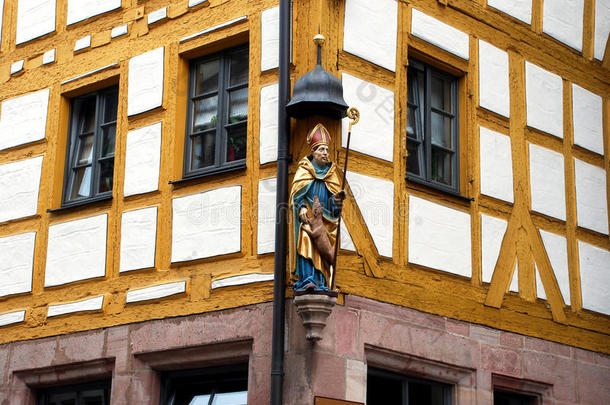 德国房子<strong>一角</strong>的一个圣人的身影。