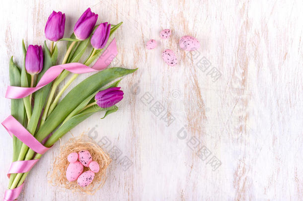 复活节鸡蛋和花在白色的木桌上