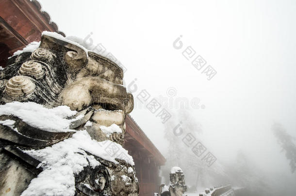 <strong>峨眉山</strong>上一座覆盖着雪的寺庙(杰伊辛店