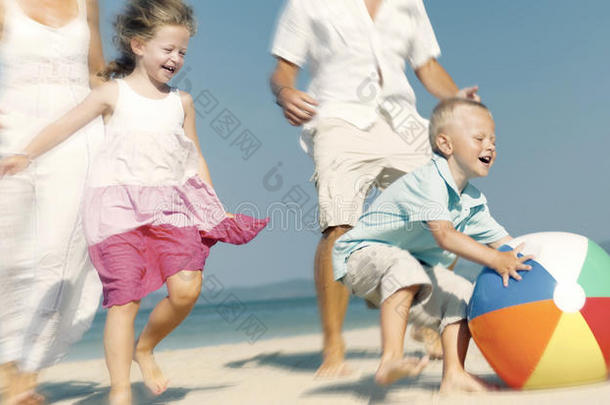 家庭玩幸福<strong>结合娱乐</strong>海滩的概念