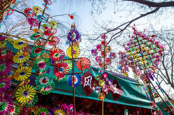 中国新年期间，春节<strong>庙会</strong>上五颜六色的彩虹玩具风车