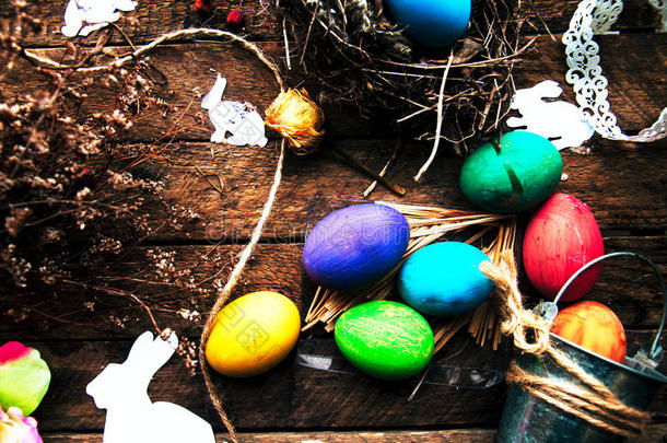 复活节构图与<strong>鸡蛋</strong>在温暖的木制背景上。 复活节成分与新鲜<strong>鸡蛋</strong>。 <strong>鸡蛋</strong>在巢里。 c
