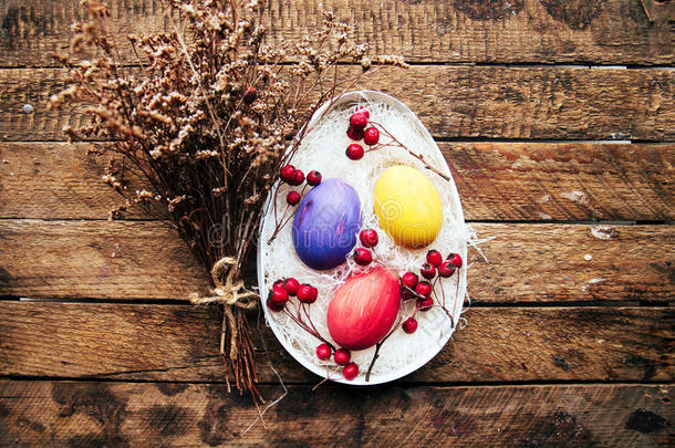 复活节构图与鸡蛋在温暖的木制背景上。 复活节成分与新鲜鸡蛋。 鸡蛋在巢里。 c