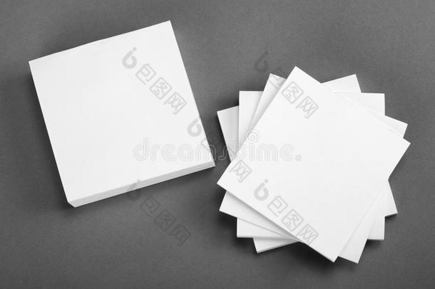灰色背景上白色笔记文件的收集。
