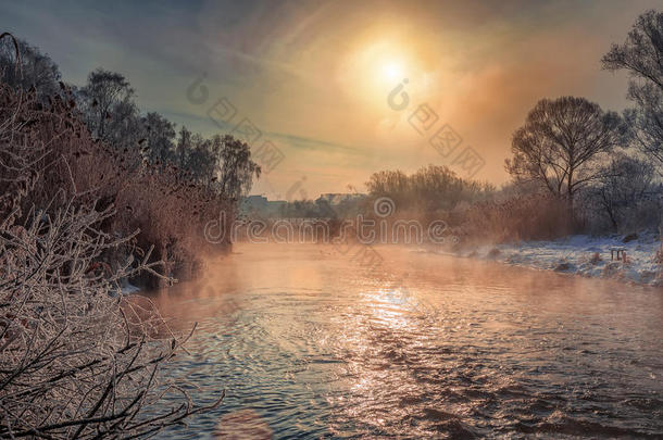在河流上寒冷而朦胧的早晨