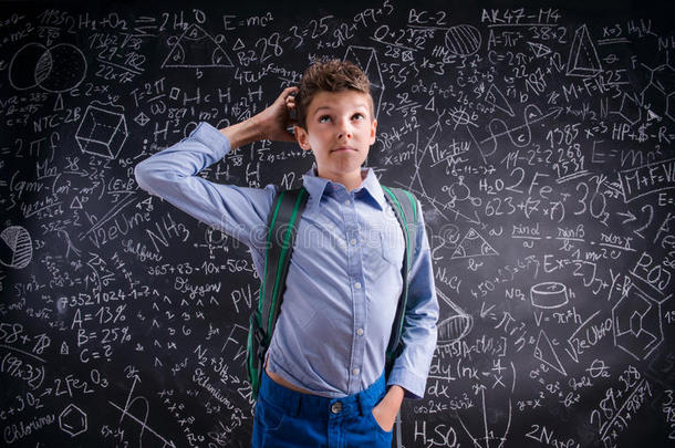 男孩思考，挠头，用数学黑板