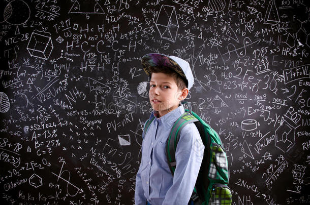 带着书包的男孩用数学系统对着<strong>大黑</strong>板