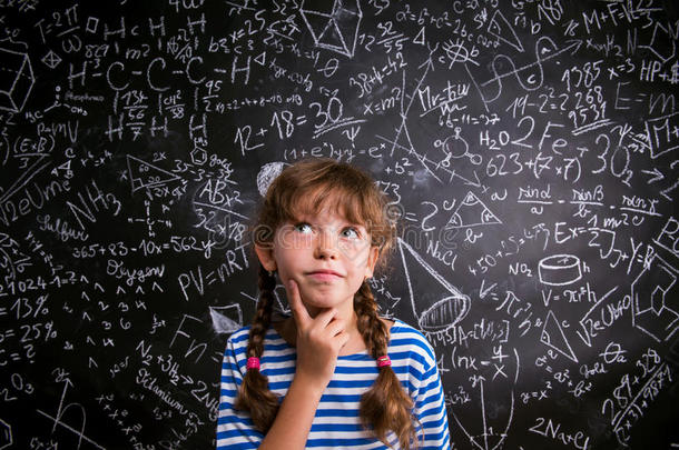 女孩思考，手指在脸颊，黑板与数学SY