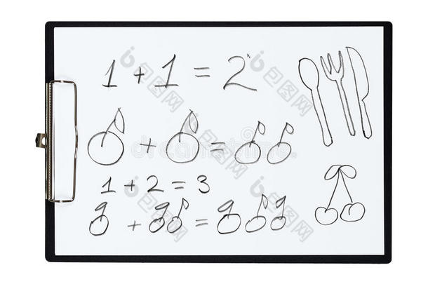 剪贴板和纸，用铅笔从水果、物体中画出简单的数学例子