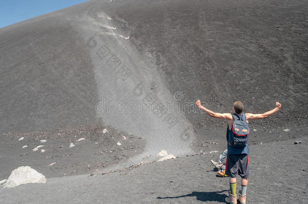 有趣的山跑在火山塞罗尼格罗