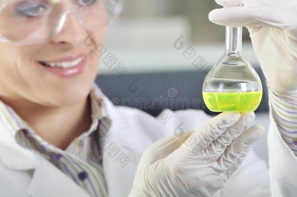 有吸引力的年轻博士学生科学家观察化学实验室溶液蒸馏后的颜色变化