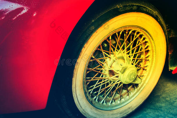 老式红色汽车车轮细节的特写