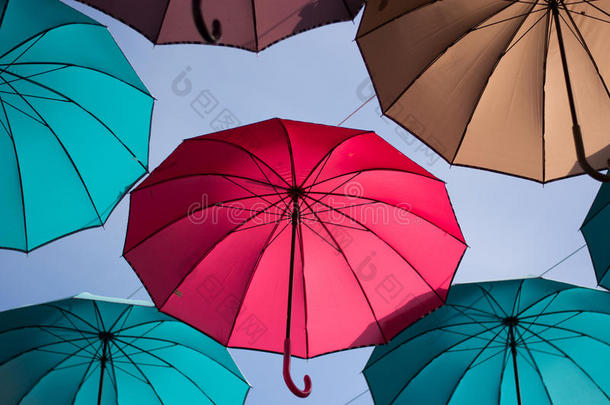 五颜六色的雨伞在梦中飞舞