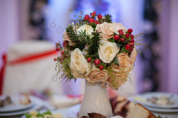 在招待会上特写白色玫瑰婚礼花束