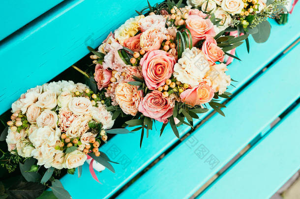 新娘和伴娘婚礼花束与玫瑰等流动