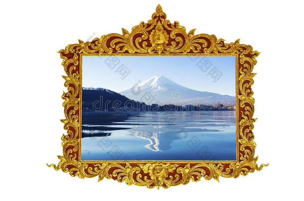 富士山。 在古老的古董金框架，灰泥墙，希腊文化，罗马复古风格的图案线设计，边界隔离在白色