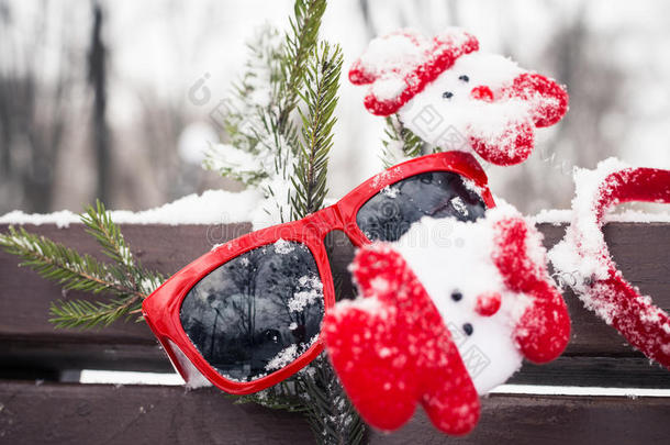有趣的<strong>冬季</strong>构图与<strong>红色</strong>太阳镜，圣诞配件