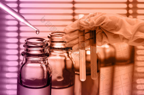 化学实验室，科学家将试剂滴入测试FLA