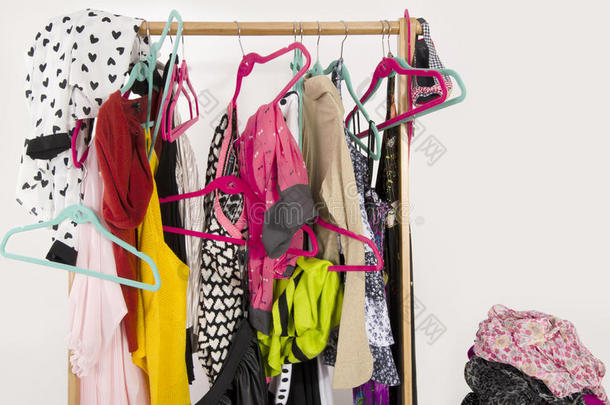 <strong>杂乱无章</strong>的女人衣柜里有五颜六色的衣服和饰物。