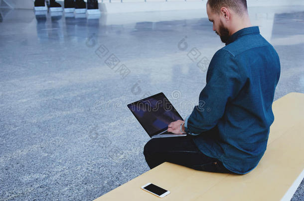 背面视图的白种人键盘上的笔记本电脑与空白复制空间屏幕为您的短信或广告内容