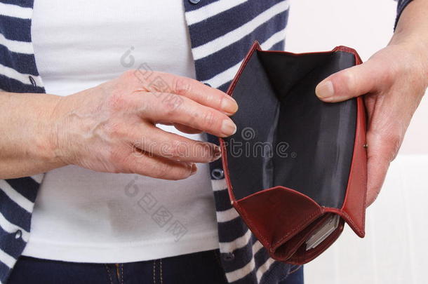 老年妇女的手显示空钱包，老年财务安全的概念