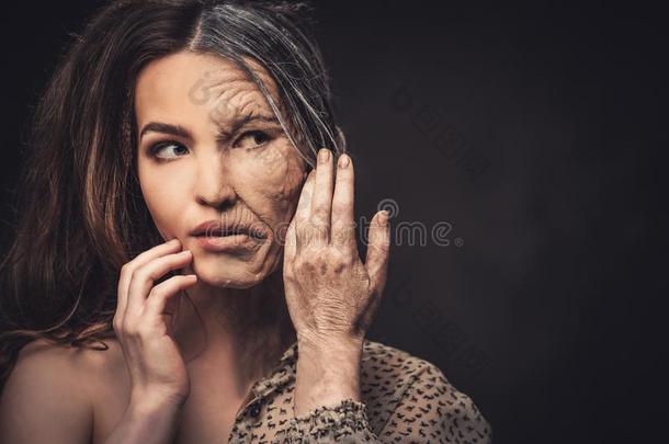 衰老，护肤理念。半老半年轻的女人。