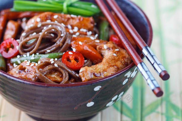 荞麦荞麦面条，鸡肉，青豆，胡萝卜，洋葱，辣椒和芝麻