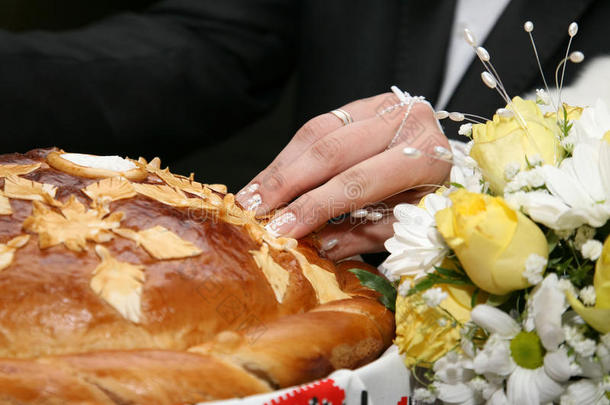 新娘打碎了一块婚礼面包