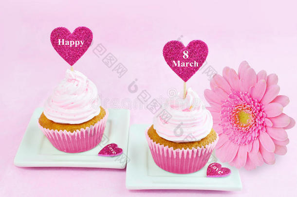 3月8日妇女节粉红色贺卡与纸杯蛋糕，心和非洲菊