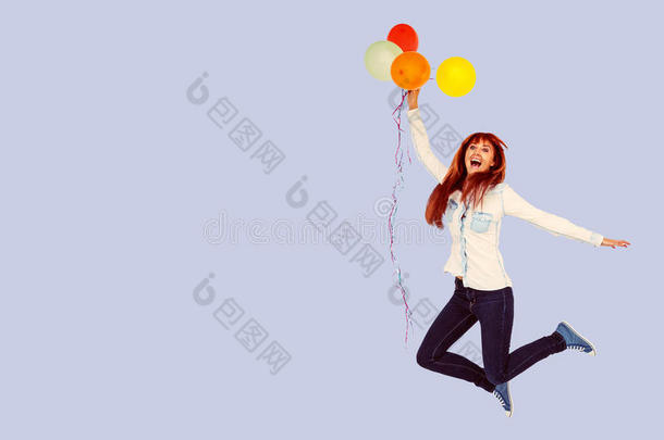 微笑的时髦女人拿着气球的复合图像
