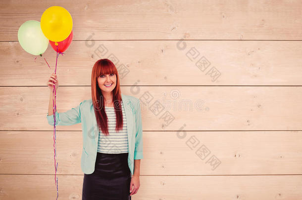 微笑的时髦女人<strong>拿</strong>着<strong>气球</strong>的复合图像