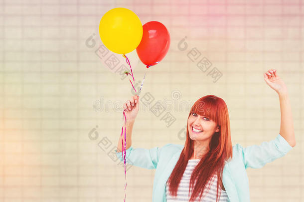 微笑的时髦女人<strong>拿</strong>着<strong>气球</strong>的复合图像