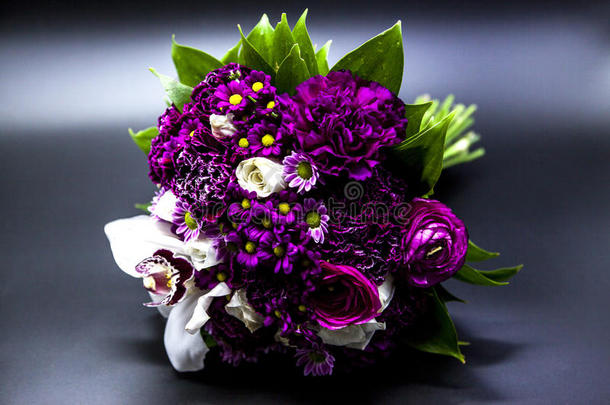 美丽的新娘紫色花束在黑暗的背景上。