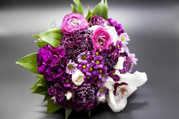 美丽的新娘紫色花束在黑暗的背景上。