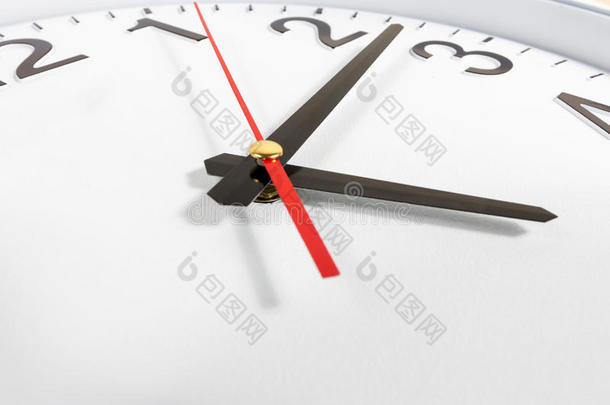 时钟或时间抽象背景。 白色时钟有红色和黑色的针头