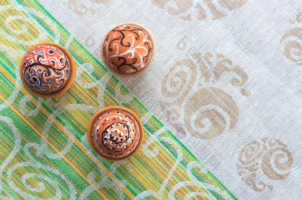 手工制作的彩色复活节彩蛋与配套的桌布