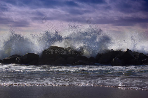 巨浪撞击岩石。 海浪拍打岩石