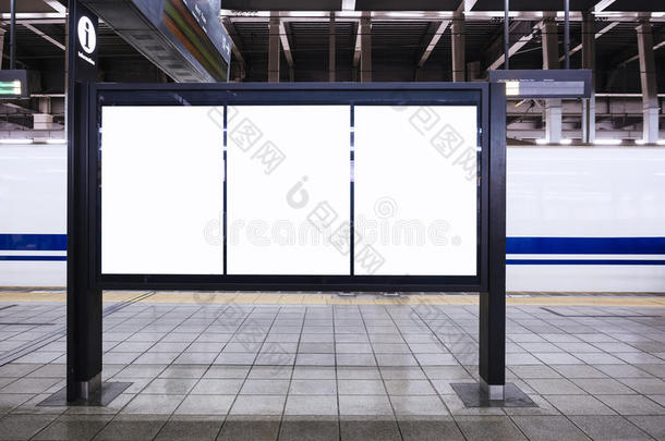 空白海报模板媒体时间表信息在火车站