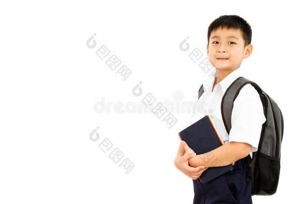 <strong>背着书包</strong>拿书的亚洲小男孩