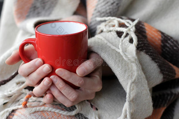 冷饮和温暖的毯子