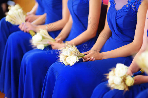婚礼上一排带花束的伴娘