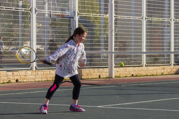 女孩在球场上打网球
